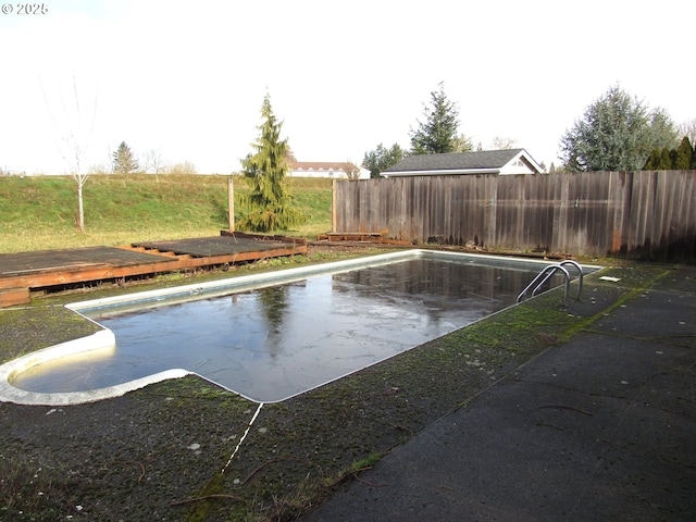 view of swimming pool