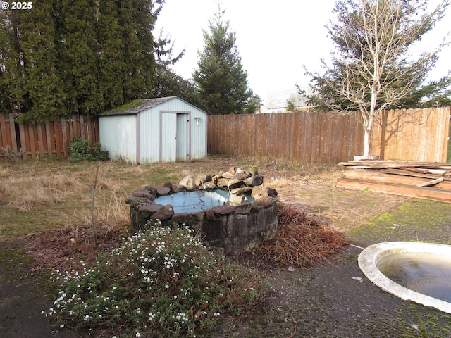 view of yard featuring a shed