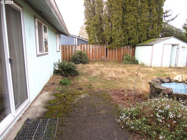 view of yard featuring a shed