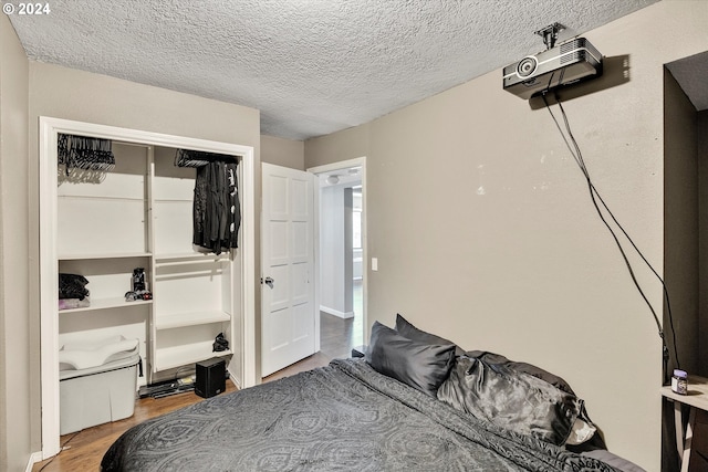 11635 NW Seavey Rd, Forest Grove, OR 97116 - bedroom featuring wood finished floors, a textured ceiling, and a closet