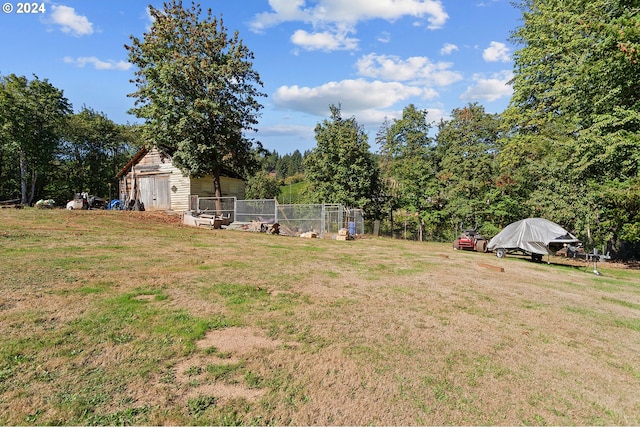 view of yard with an outdoor structure