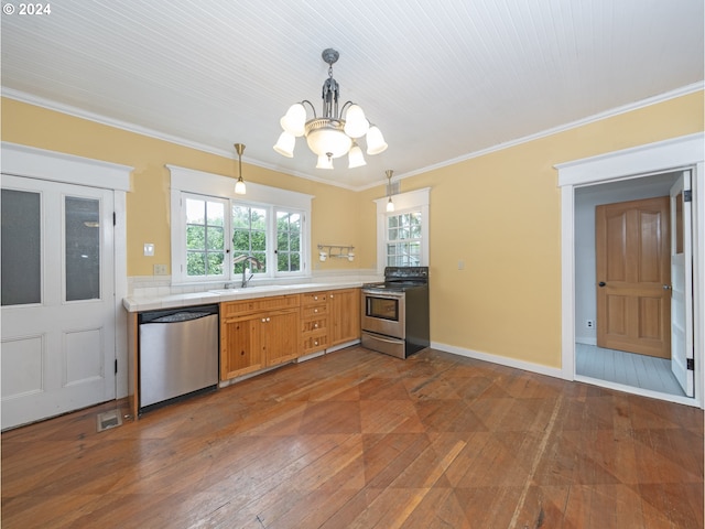 kitchen with stainless steel appliances, sink, decorative light fixtures, a notable chandelier, and crown molding