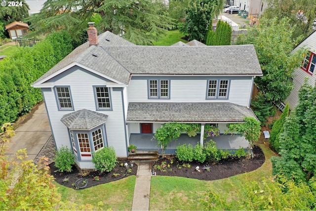 view of front of property featuring a front lawn