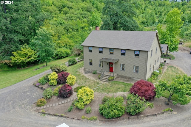 colonial house featuring a front lawn