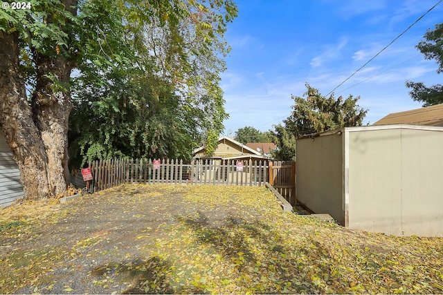 view of yard featuring a shed