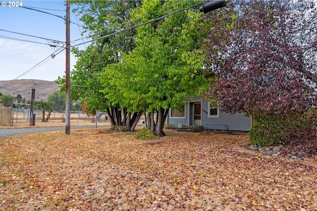 view of yard with a mountain view