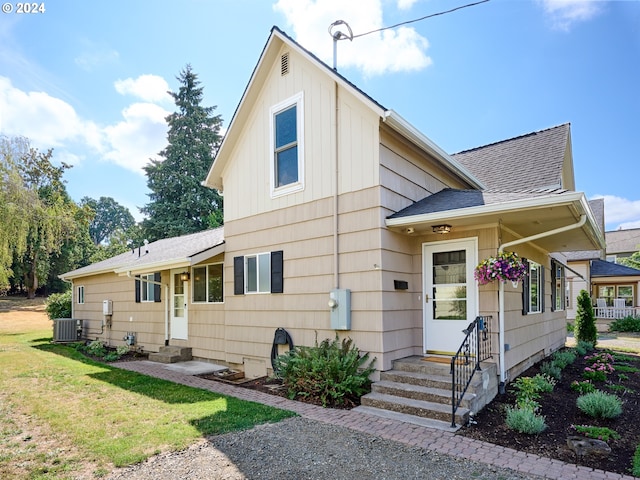 view of front of house featuring a front lawn