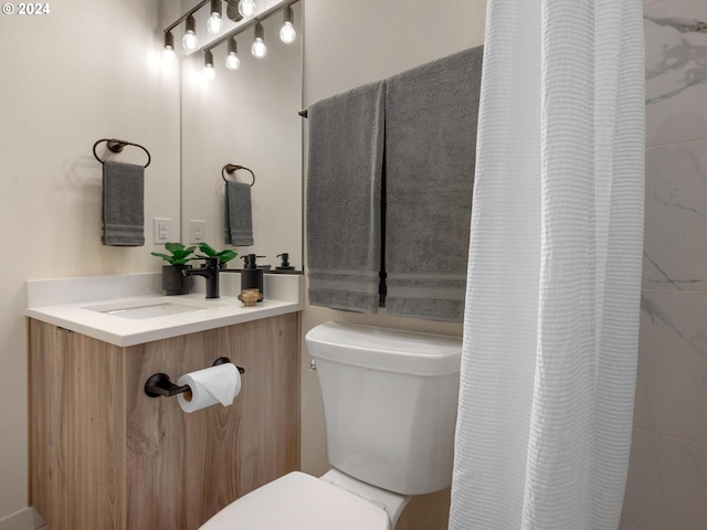 bathroom featuring a shower with shower curtain, vanity, and toilet