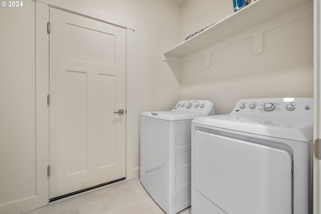 washroom featuring washing machine and clothes dryer