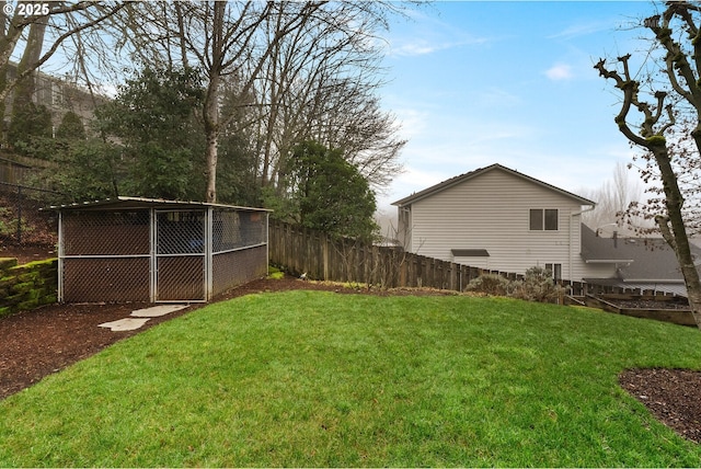 view of yard featuring an outbuilding