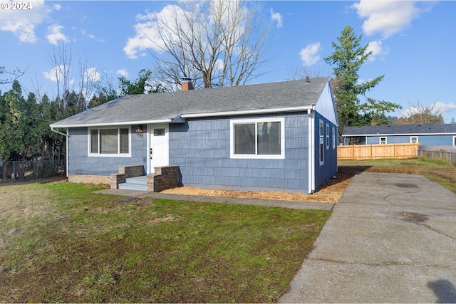 view of front of property with a front yard