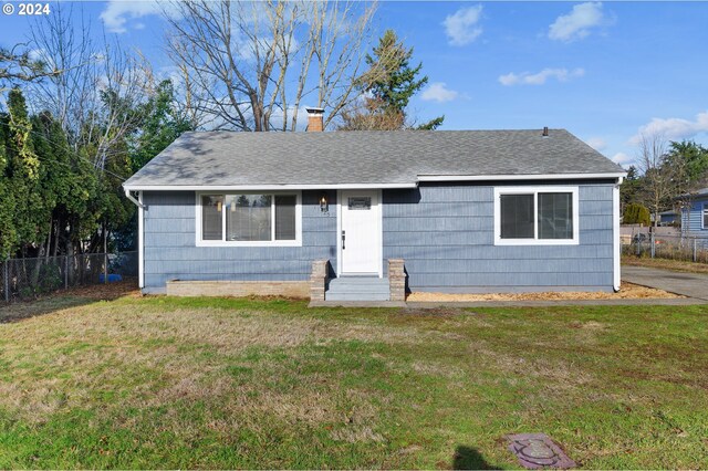 view of front of property featuring a front lawn