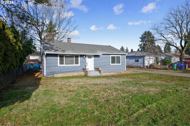 single story home with a front lawn