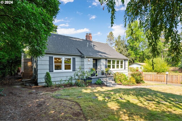 back of house featuring a lawn