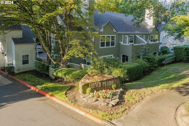 view of front facade with a front lawn