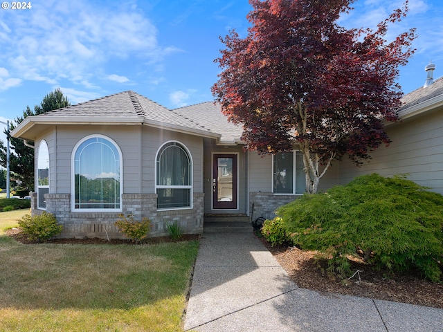 view of front facade featuring a front yard