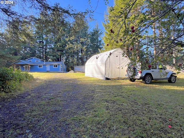 view of yard with an outbuilding