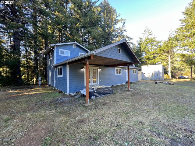 view of front of house featuring a front lawn