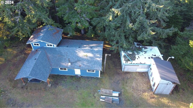 view of front facade featuring a storage shed and a front lawn