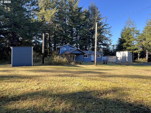 view of yard with a shed