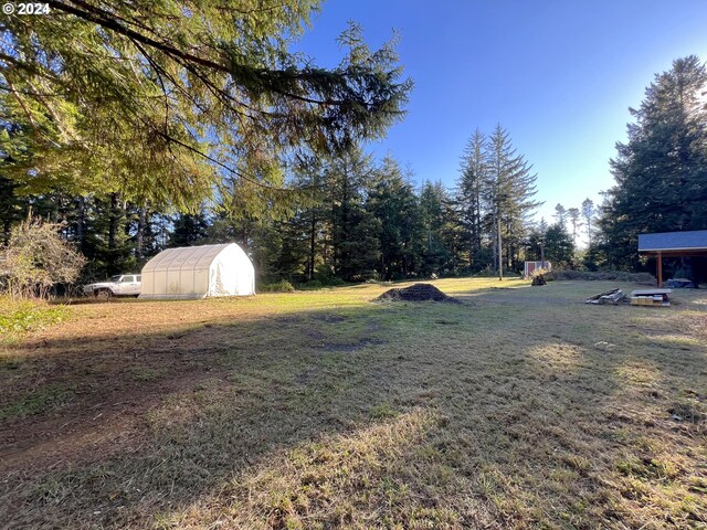 view of yard featuring an outdoor structure