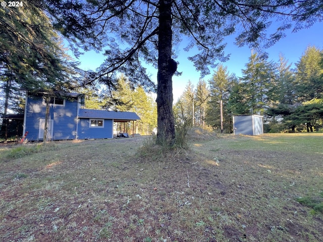 view of yard featuring an outbuilding and a shed