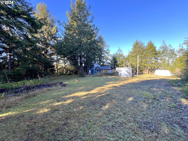 view of yard featuring an outbuilding