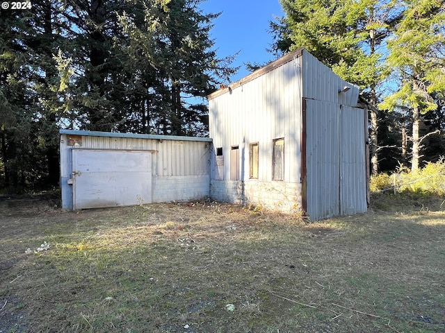 view of outdoor structure featuring an outbuilding