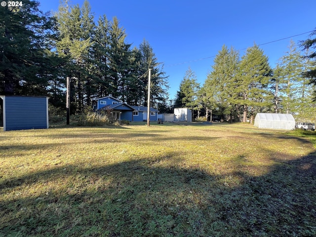 view of yard featuring an outbuilding