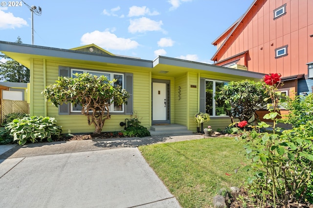 view of front of home featuring a front lawn