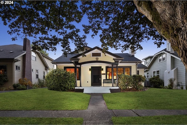 view of front of house featuring a front lawn