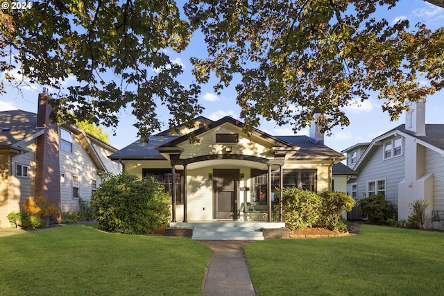 view of front of property featuring a front yard