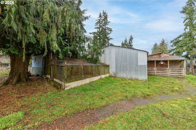 view of yard featuring an outbuilding