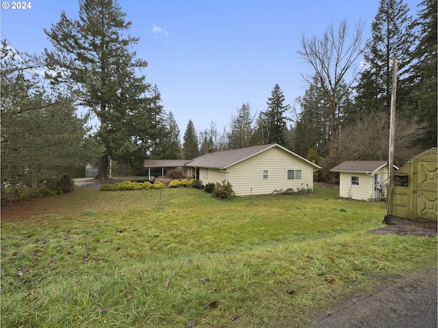 view of yard featuring a storage shed