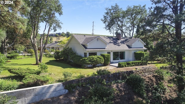 view of front of property featuring a front lawn