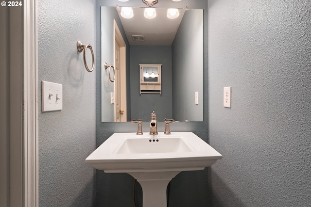 bathroom featuring sink