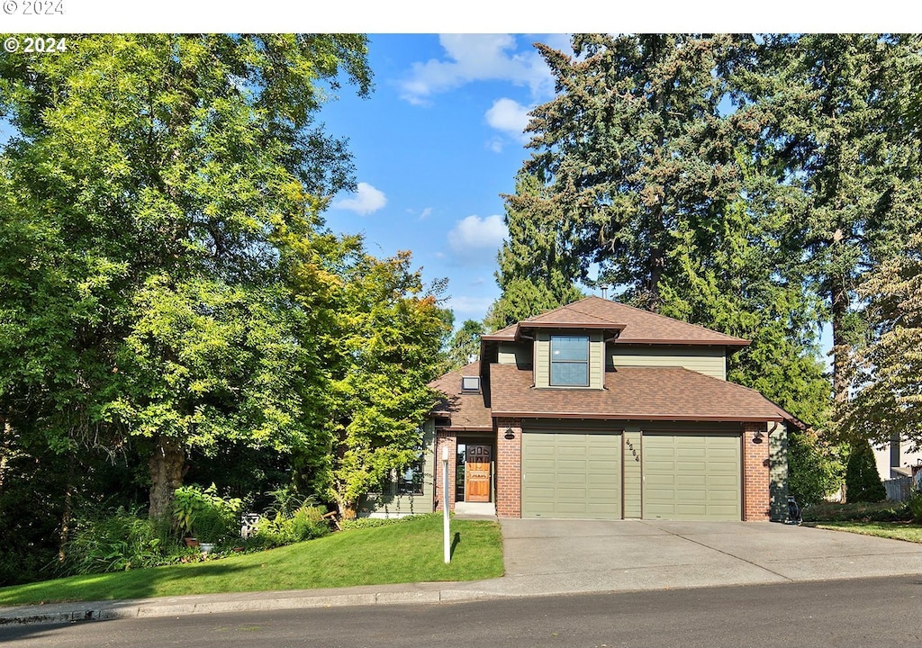 view of front of house featuring a front yard and a garage