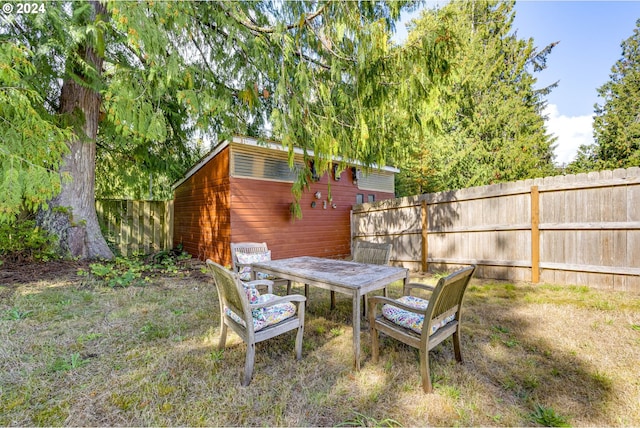 view of yard with an outbuilding