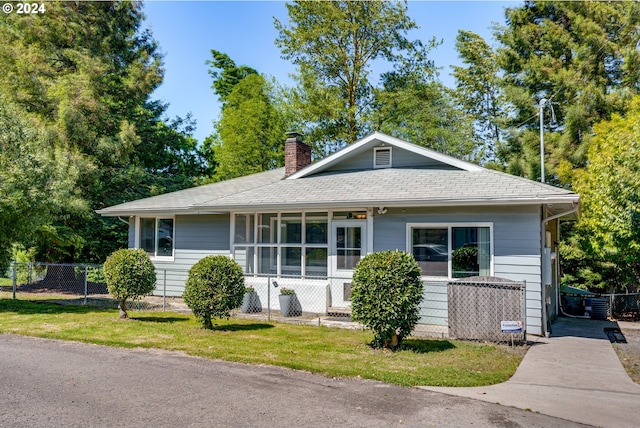 view of front of property featuring a front yard