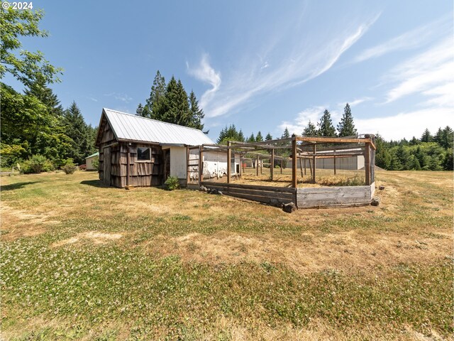 view of yard with an outbuilding