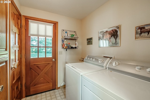 laundry room with washing machine and dryer