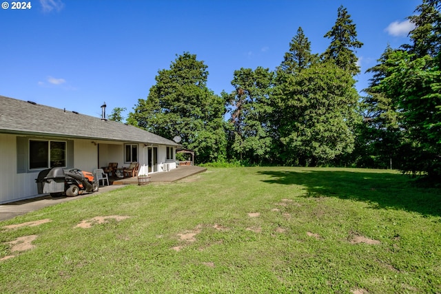 view of yard featuring a patio area