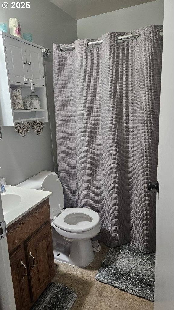 414 SE 17th St, Pendleton, OR 97801 - full bathroom with vanity and a shower with curtain