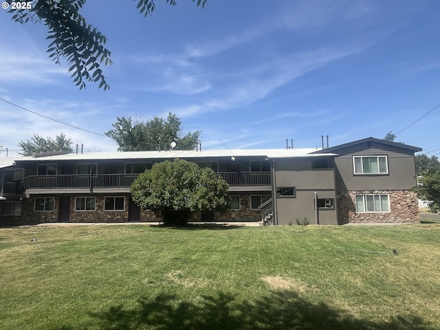 414 SE 17th St, Pendleton, OR 97801 - rear view of property featuring stone siding and a yard