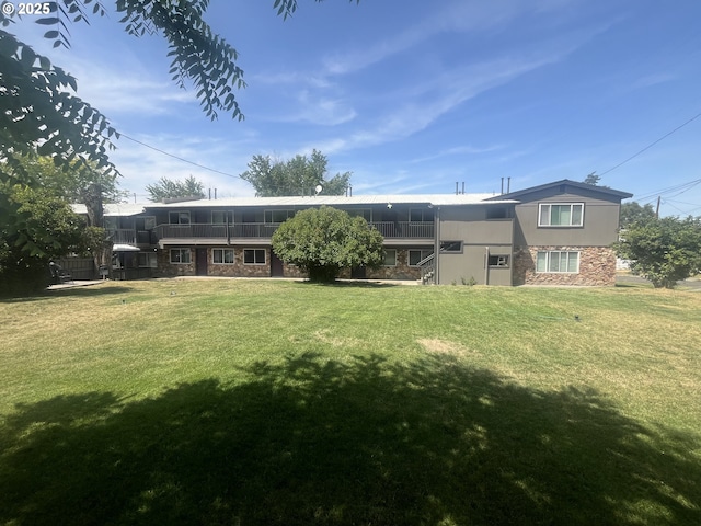 414 SE 17th St, Pendleton, OR 97801 - back of house with a lawn and stone siding