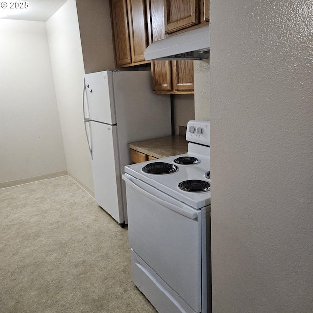 414 SE 17th St, Pendleton, OR 97801 - kitchen with white appliances, premium range hood, and brown cabinets
