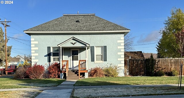 view of front facade featuring a front lawn