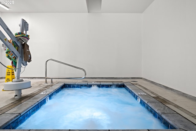 1499 Walton Way, Woodburn, OR 97071 - view of swimming pool featuring a swimming pool