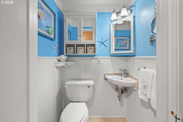 1499 Walton Way, Woodburn, OR 97071 - bathroom with a wainscoted wall