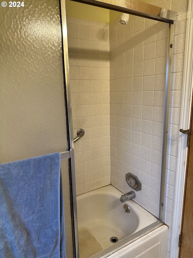 bathroom with enclosed tub / shower combo